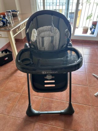 Trona bebé gris con juguetes