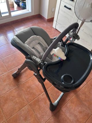 Trona bebé gris con juguetes