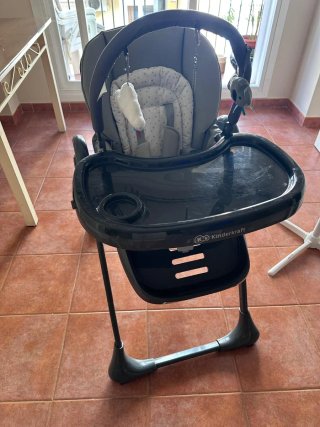 Trona bebé gris con juguetes
