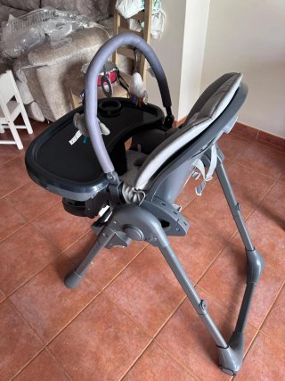 Trona bebé gris con juguetes