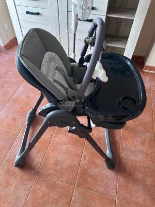 Trona bebé gris con juguetes