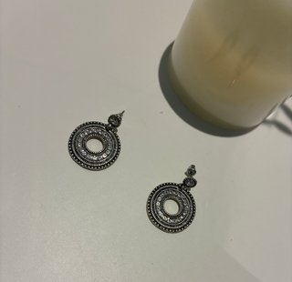 Pendientes Parfois circulares plateados con brillo
