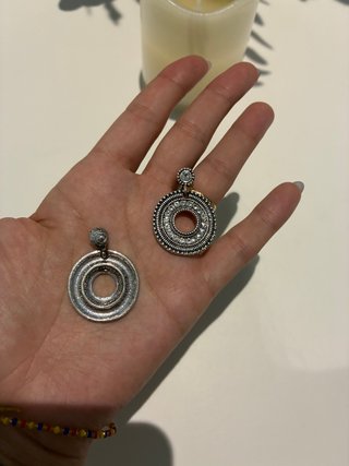 Pendientes Parfois circulares plateados con brillo