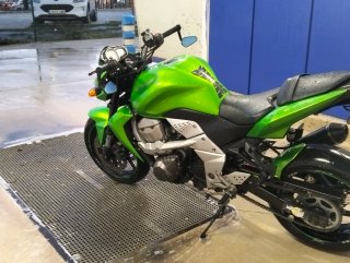 Moto Naked Verde