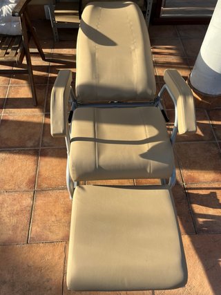 Sillón geriátrico reclinable con reposapiés