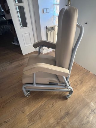 Sillón geriátrico reclinable con reposapiés
