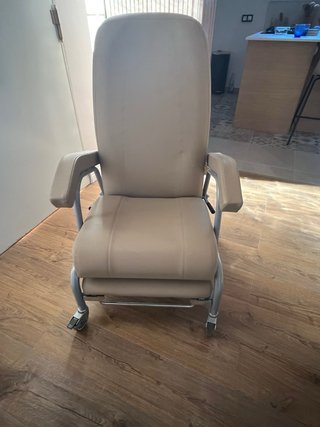 Sillón geriátrico reclinable con reposapiés