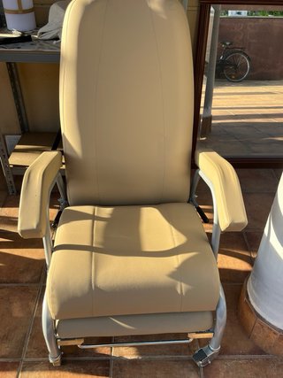 Sillón geriátrico reclinable con reposapiés