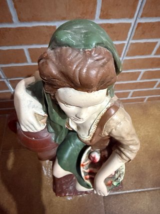 Figura escayola mujer con cántaro