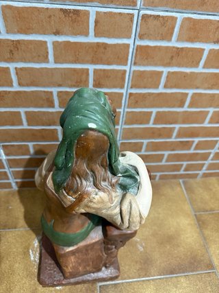 Figura escayola mujer con cántaro