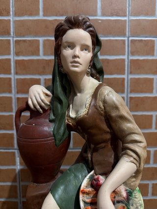 Figura escayola mujer con cántaro
