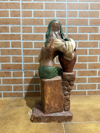 Figura escayola mujer con cántaro