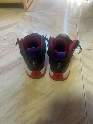 Jordan negras con detalles morados y rojos