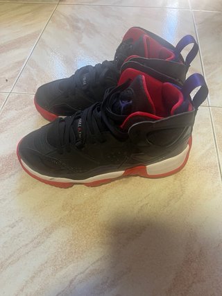Jordan negras con detalles morados y rojos