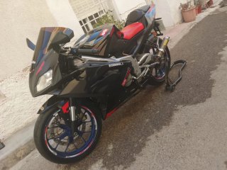 Aprilia RS 125 Sportbike Negra y Roja 2 tienpos