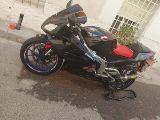 Aprilia RS 125 Sportbike Negra y Roja 2 tienpos