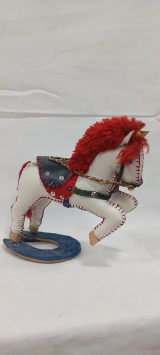 Figurilla decorativa caballo blanco y rojo