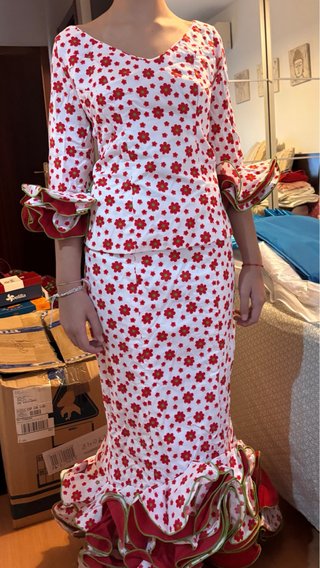 Conjunto traje de flamenca blanco con flores rojas