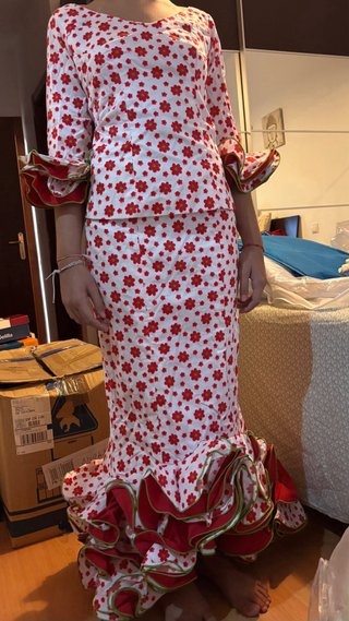 Conjunto traje de flamenca blanco con flores rojas