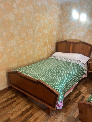 Cama de madera con cabecero y somier