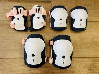 Casco y protecciones patinaje infantil. Talla S