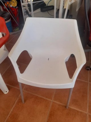Silla blanca exterior cómoda duradera
