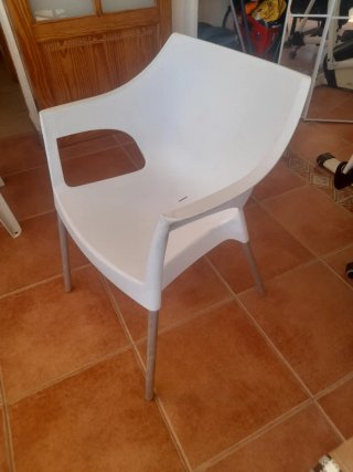 Silla blanca exterior cómoda duradera