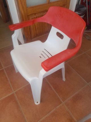 Silla blanca exterior cómoda duradera