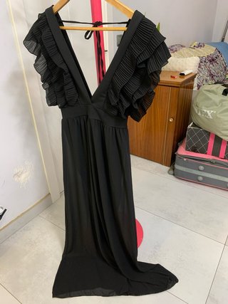 Vestido negro largo con volantes