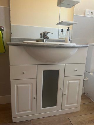 Mueble de baño con lavabo y espejo
