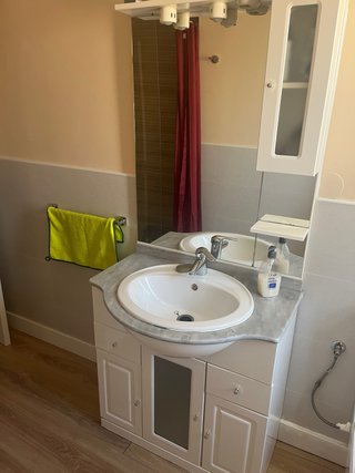 Mueble de baño con lavabo y espejo
