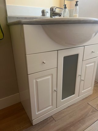 Mueble de baño con lavabo y espejo