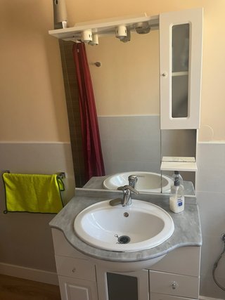 Mueble de baño con lavabo y espejo