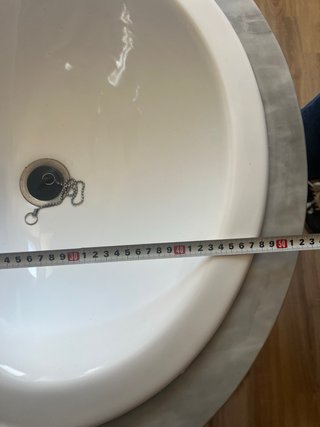 Mueble de baño con lavabo y espejo