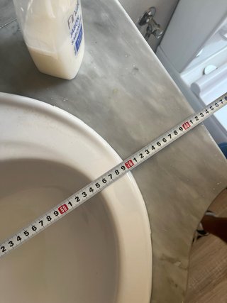 Mueble de baño con lavabo y espejo