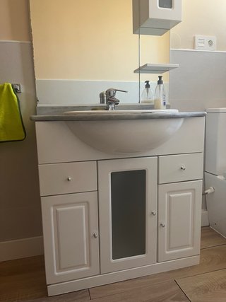 Mueble de baño con lavabo y espejo
