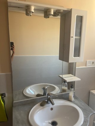 Mueble de baño con lavabo y espejo