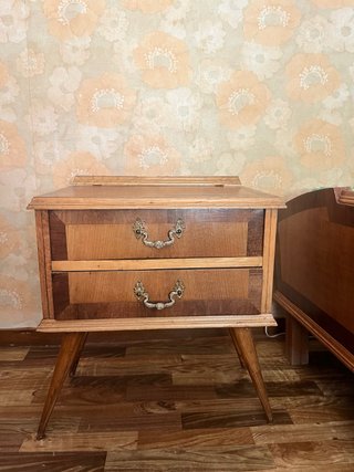 Mesita de noche de madera