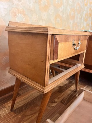Mesita de noche de madera