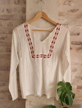 Blusa blanca con bordado M