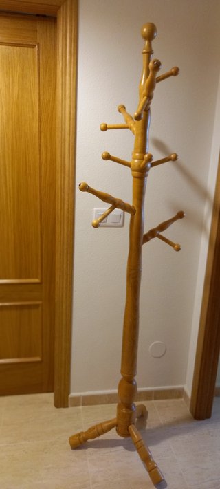 Perchero de pie de madera