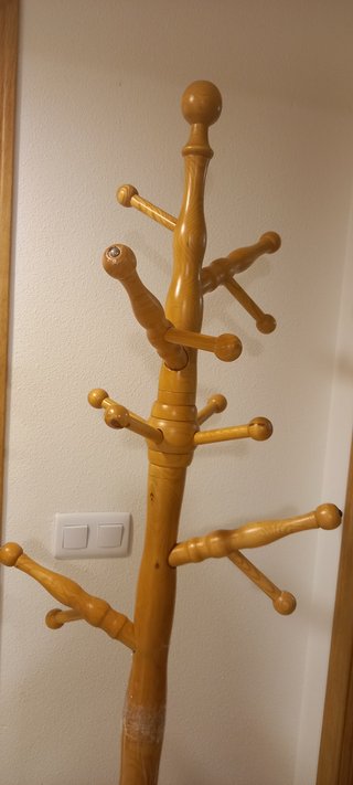 Perchero de pie de madera