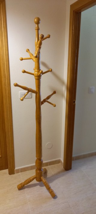 Perchero de pie de madera