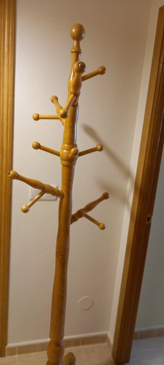Perchero de pie de madera