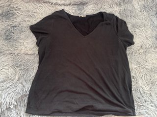 Camiseta negra cuello pico