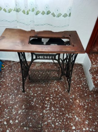 Mesa antigua máquina de coser Singer