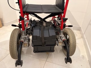 Silla de ruedas eléctrica de baterías.