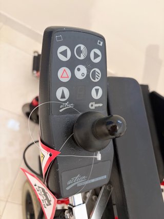 Silla de ruedas eléctrica de baterías.