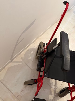 Silla de ruedas eléctrica de baterías.