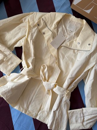 Chaqueta Zara viral amarilla